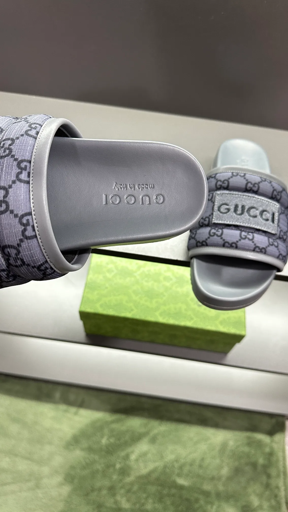 [G Family Couple Style] P: 300💰Female size 36~40 Men's size 39~45, (46. Custom-made Unisex GG slippers This slipper is made of GG polyester fiber and is decorated with a Gucci label on the front, adding a striking logo feel to the style. Beige GG recycled polyester fiber Unisex leather trim "Gucci Made in Italy" embroidered label Rubber sole Flat Made in Italy